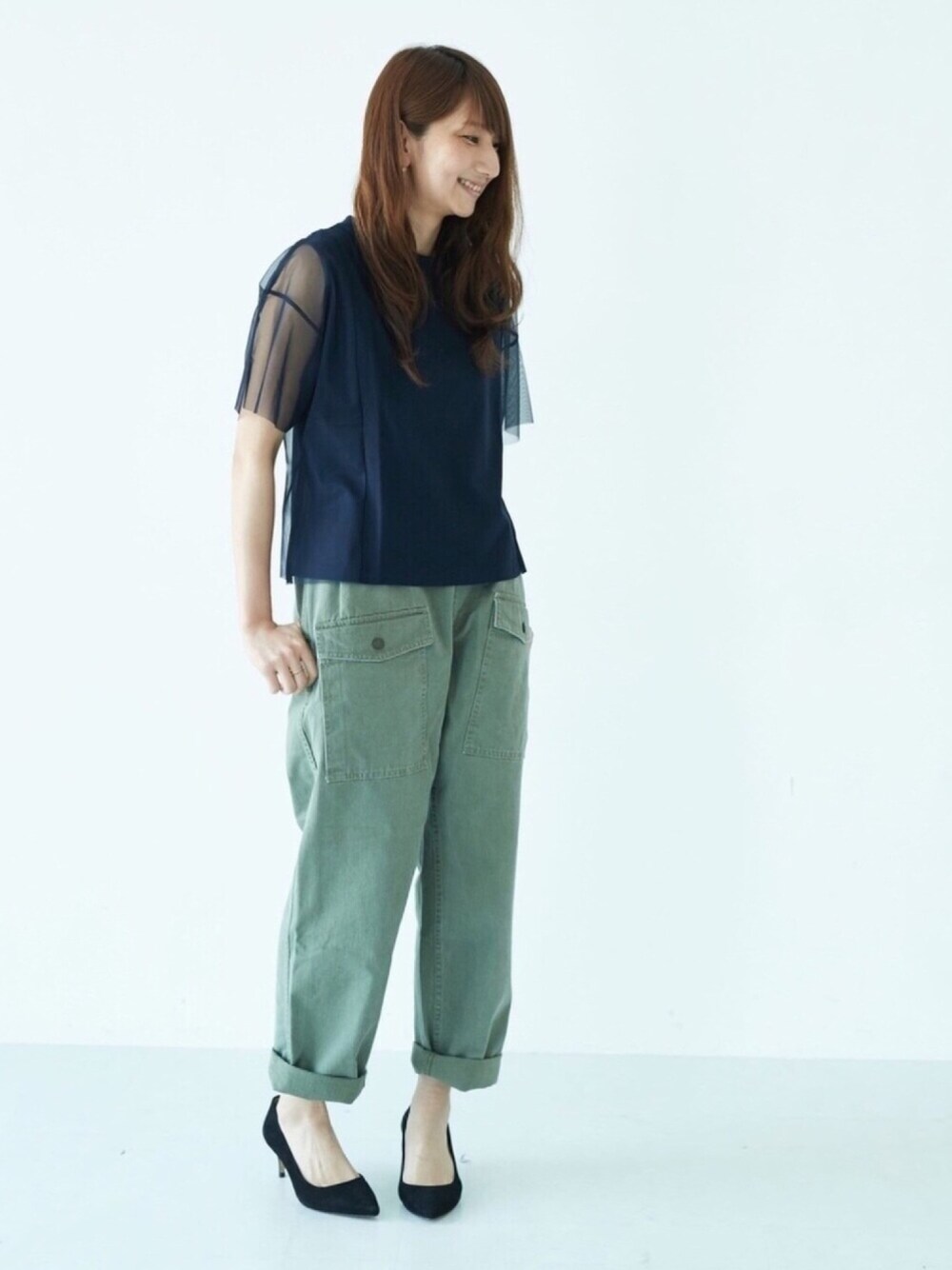 「GARAGE OF GOOD CLOTHING、チュール、パンツスタイル、ヒール、夏コーデ、カジュアルコーデ、ネイビー、カーキ」｜「GARAGE OF GOOD CLOTHINGのJUM チュール重ねプルオーバー2（トップス、レッド系）」を使った、くろさんさん（レディース・163cm）の夏コーディネートの1枚目の写真
