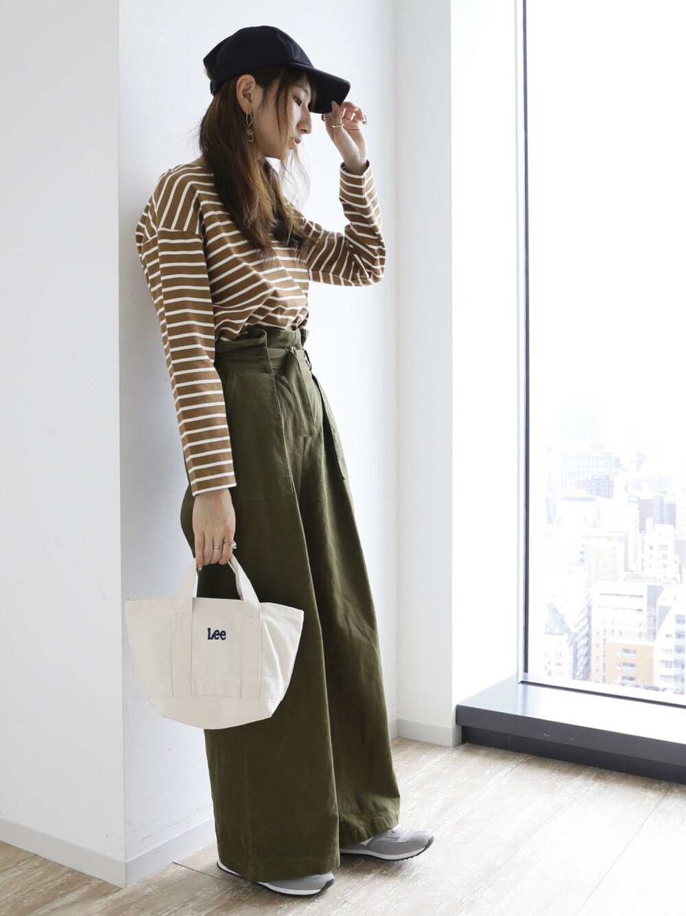 「SEVENDAYS＝SUNDAY、LEE、ニューバランス、キャップ、ボーダー、ベイカーパンツ、ワイドパンツ、トートバッグ、スニーカー、メンズライク」｜「SEVENDAYS=SUNDAYのオーガニックコットンボーダープルオーバー○★（Tシャツ/カットソー、ベージュ系）」を使った、くろさんさん（レディース・163cm）の秋コーディネートの1枚目の写真