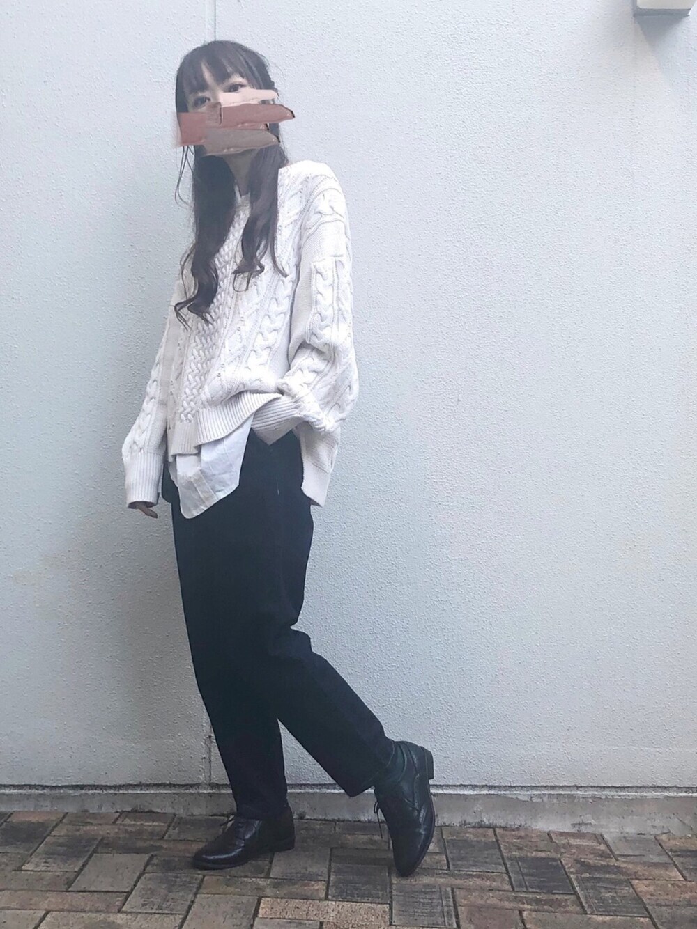 ホワイト系のニット/セーター、ブルー系のデニムパンツ、ブラック系のその他シューズを着用したレディースの秋コーディネートの1枚目の写真