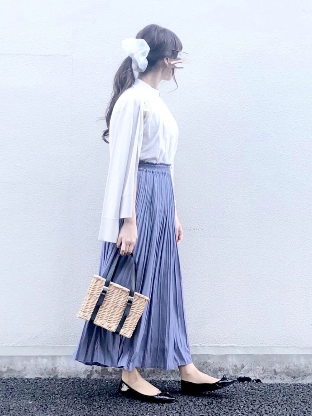 「春コーデ、春、ブラウス、ロングスカート、かごバッグ、ブルー、大人コーデ、オトナ女子、キレイめ、シンプル」｜「coca（coca）のハイネックノースリーブレースブラウス（シャツ/ブラウス、ホワイト系）」を使った、syrupさん（レディース・162cm）の春コーディネートの1枚目の写真
