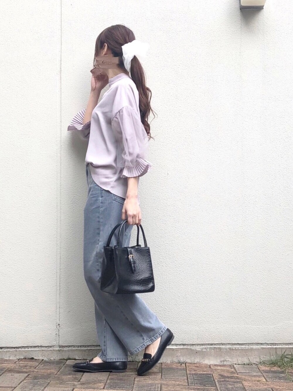 パープル系のシャツ/ブラウス、ブルー系のデニムパンツ、ブラック系のシューズを着用したレディースの春コーディネートの1枚目の写真