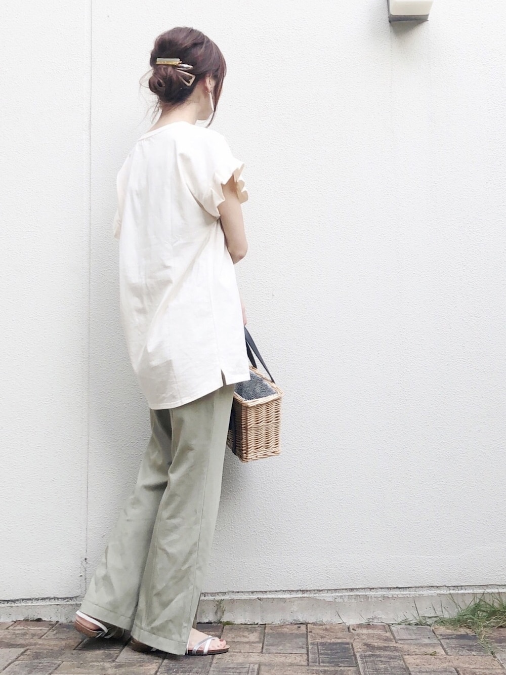 ホワイト系のTシャツ/カットソー、グリーン系のその他パンツ、シルバー系のサンダルを着用したレディースの春コーディネートの1枚目の写真