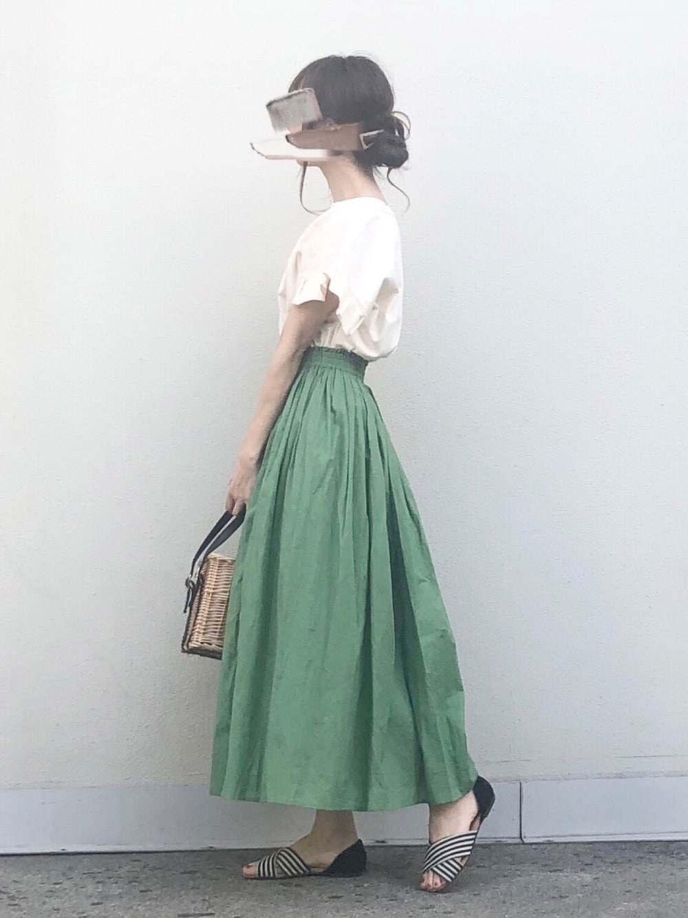 「アイテムズアーバンリサーチ、ITEMS URBANRESEARCH、休日コーデ、カジュアル、オトナ女子、きれいめカジュアル、グリーン、Tシャツ、シンプル、夏コーデ」｜「ITEMS URBANRESEARCHのオリガミタックチュニックTシャツ（Tシャツ/カットソー、ホワイト系）」を使った、syrupさん（レディース・162cm）の春コーディネートの1枚目の写真