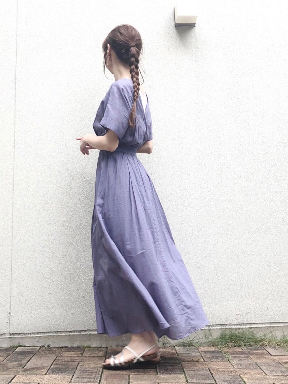 パープル系のワンピース、パープル系のタンクトップ、シルバー系のサンダルを着用したレディースの春コーディネートの1枚目の写真
