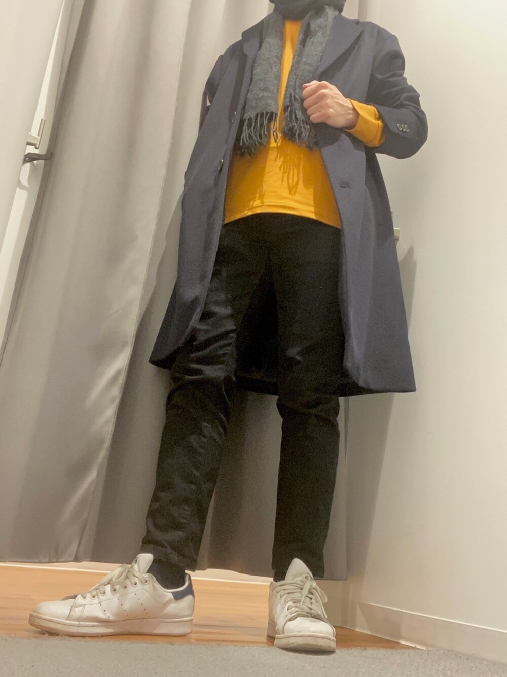 「きれいめカジュアル、シンプルコーデ、黒スキニー、冬コーデ、スタンスミス、ユニクロ」｜「UNIQLOのアイテム（Tシャツ/カットソー、オレンジ系）」を使った、足立佑介さん（メンズ・170cm）の秋コーディネートの1枚目の写真