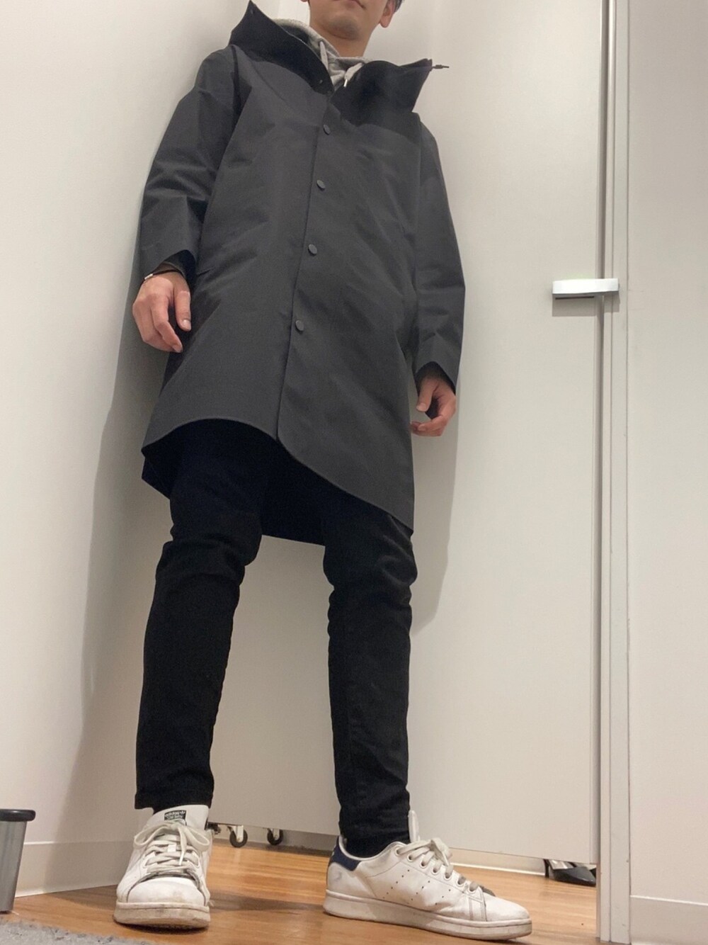 「大人カジュアル、今日のコーデ、黒、モノトーンコーデ、UNIQLO、コート」｜「UNIQLOのアイテム（ノーカラーコート、ブラック系）」を使った、足立佑介さん（メンズ・170cm）の秋コーディネートの1枚目の写真