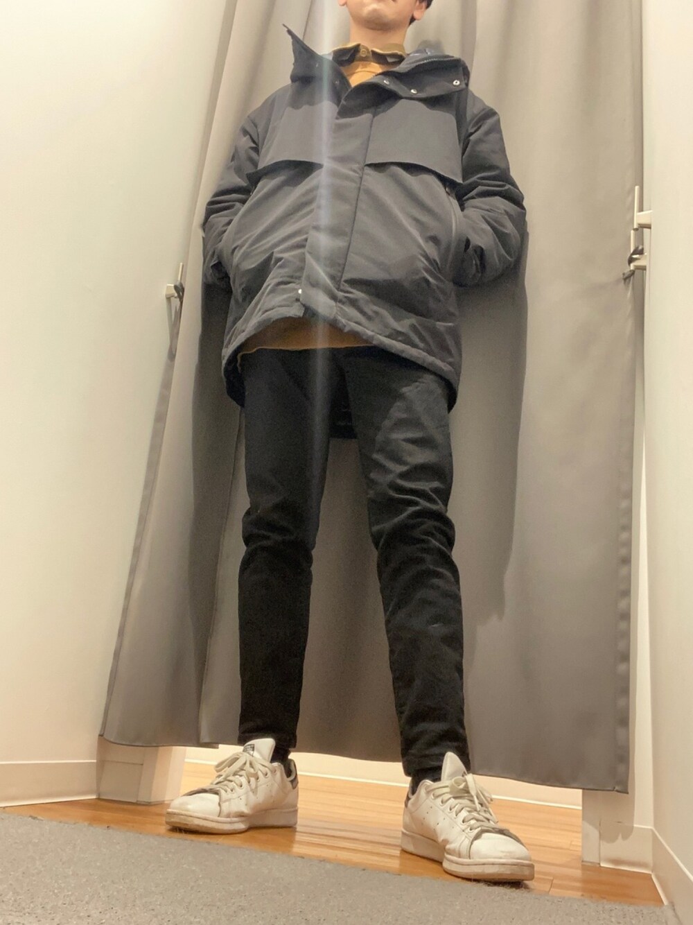 「シンプル、おしゃれさんと繋がりたい、オトナカジュアル、UNIQLO、パーカー、スキニーデニム、ブラック、スニーカー、きれいめカジュアル、研究」｜「UNIQLOのアイテム（シャツ/ブラウス、ゴールド系）」を使った、足立佑介さん（メンズ・170cm）の冬コーディネートの1枚目の写真