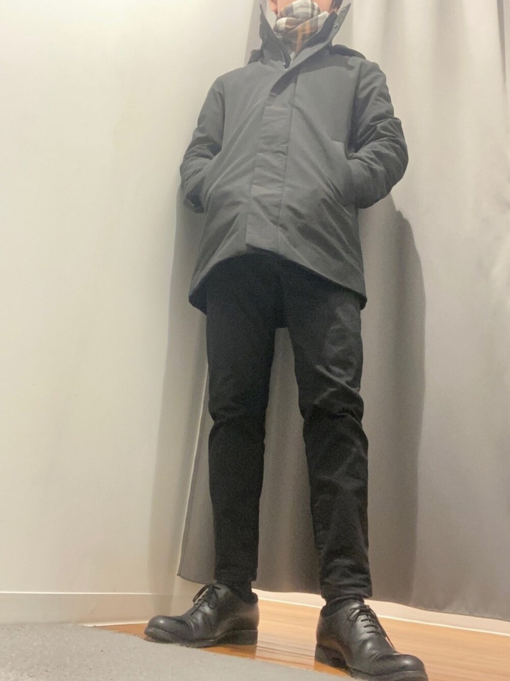 「大人カジュアル、おしゃれさんと繋がりたい、冬のコーデ、革靴、マフラー、大学、大学生」｜「UNIQLOのアイテム（ダウンジャケット/コート、ブラック系）」を使った、足立佑介さん（メンズ・170cm）の冬コーディネートの1枚目の写真