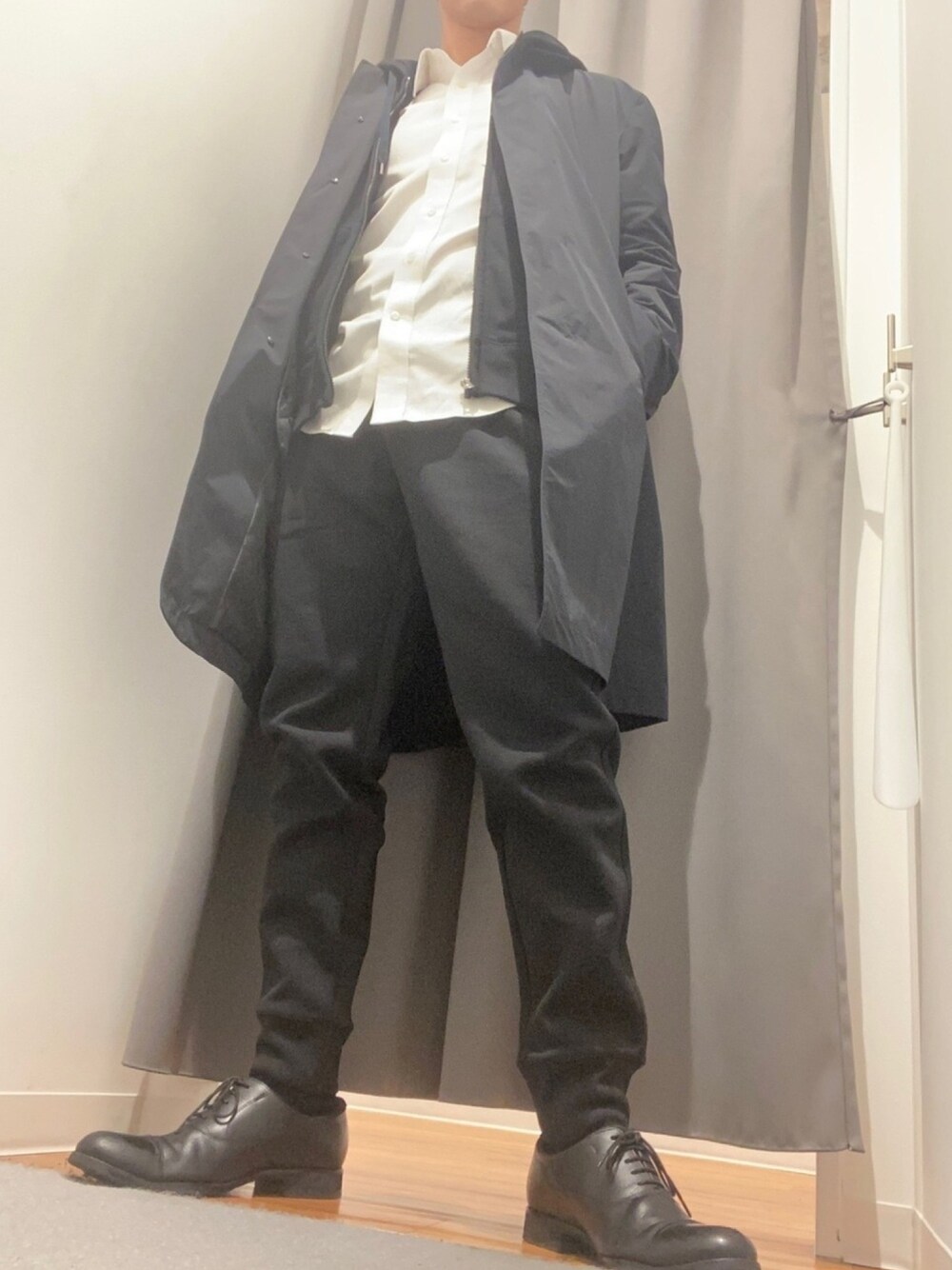 「お洒落さんとつながりたい、冬コーデ、大人コーデ、黒コーデ、ラフ、シンプル、UNIQLO、BAR、ダイニング」｜「UNIQLOのアイテム（スウェットパンツ、ブラック系）」を使った、足立佑介さん（メンズ・170cm）の冬コーディネートの1枚目の写真