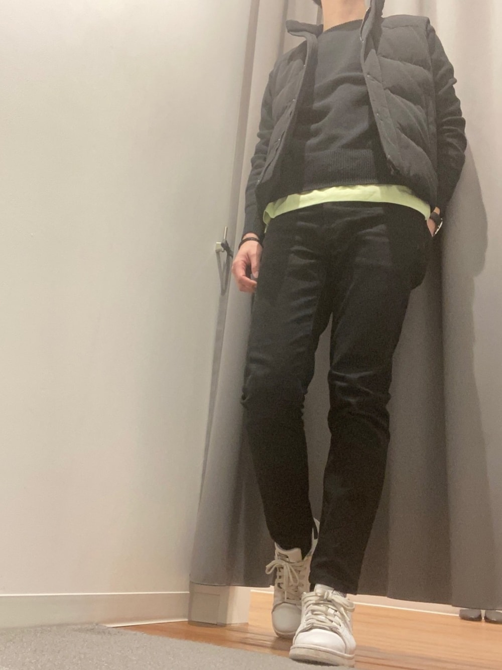 「今日のコーデ、お洒落さんとつながりたい、きれいめカジュアル、秋冬コーデ、ベスト、スキニーデニム、ニット、UNIQLO、GU、港区」｜「GUのアイテム（Tシャツ/カットソー、イエロー系）」を使った、足立佑介さん（メンズ・170cm）の冬コーディネートの1枚目の写真