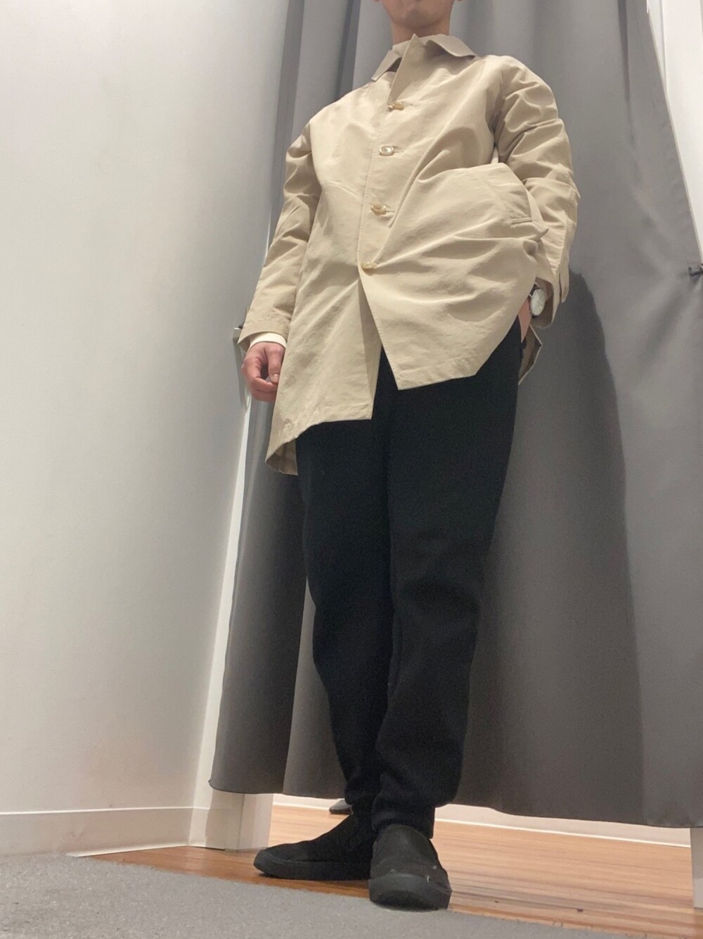 「お洒落さんとつながりたい、ビッグシルエット、コート、2021春新作、モノトーンコーデ、スポーツミックス、UNIQLO、GU、ラグビー、サッカー」｜「UNIQLOのアイテム（ノーカラーコート、ベージュ系）」を使った、足立佑介さん（メンズ・170cm）の冬コーディネートの1枚目の写真