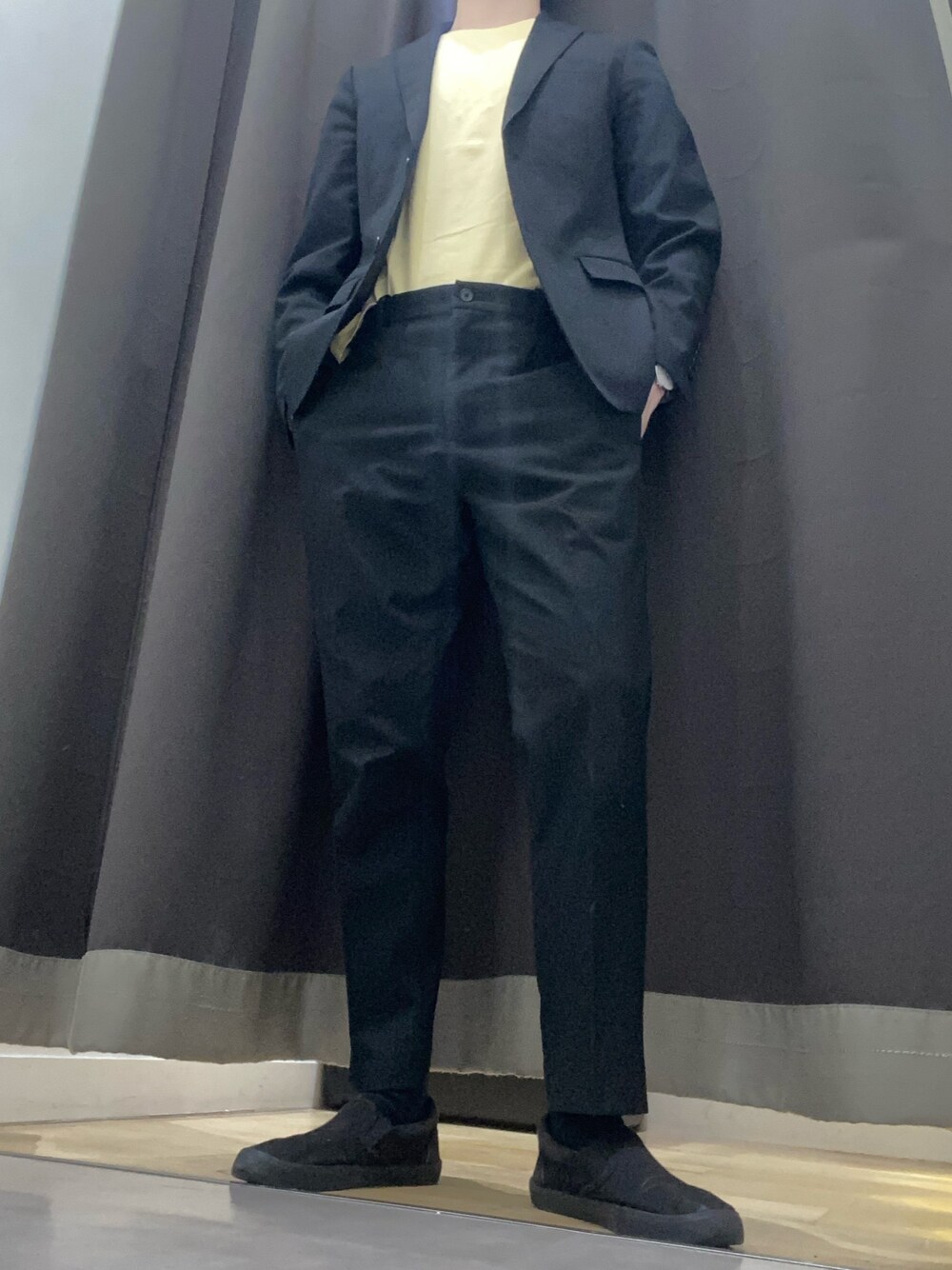 「春、お洒落さんとつながりたい、キレイめ、スーツスタイル、UNIQLO、エスパドリーユ、経営者、黒」｜「UNIQLOのアイテム（スラックス、ブラック系）」を使った、足立佑介さん（メンズ・170cm）の冬コーディネートの1枚目の写真