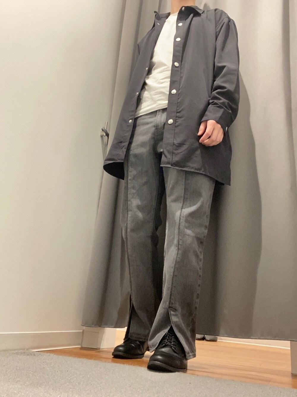「大人カジュアル、春コーデ、トレンド、研究、おしゃれさんと繋がりたい」｜「GUのアイテム（デニムパンツ、グレー系）」を使った、足立佑介さん（メンズ・170cm）の春コーディネートの1枚目の写真