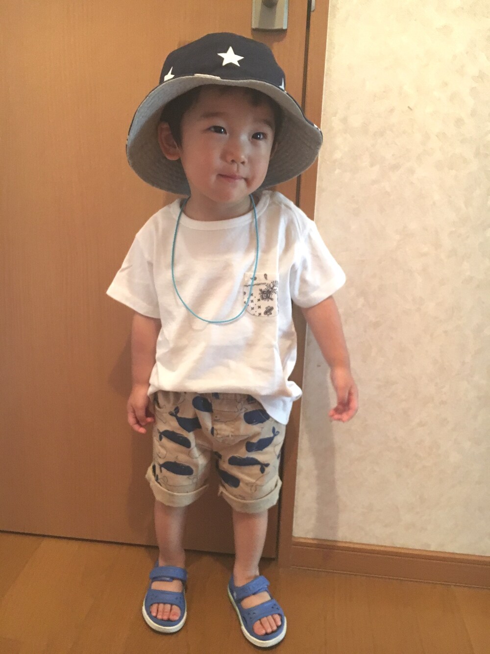 ホワイト系のTシャツ/カットソー、グレー系のその他パンツ、ブルー系のサンダルを着用したキッズの夏コーディネートの1枚目の写真