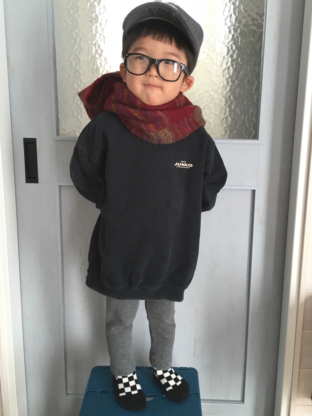 「メガネ男子、男の子、2歳7ヶ月、古着、UNIQLO、DAISO、マフラーぐるぐる、チチカカ」｜「JUNKO KOSHINOのアイテム（スウェット、ブラック系）」を使った、komaさん（キッズ・80cm）の冬コーディネートの1枚目の写真
