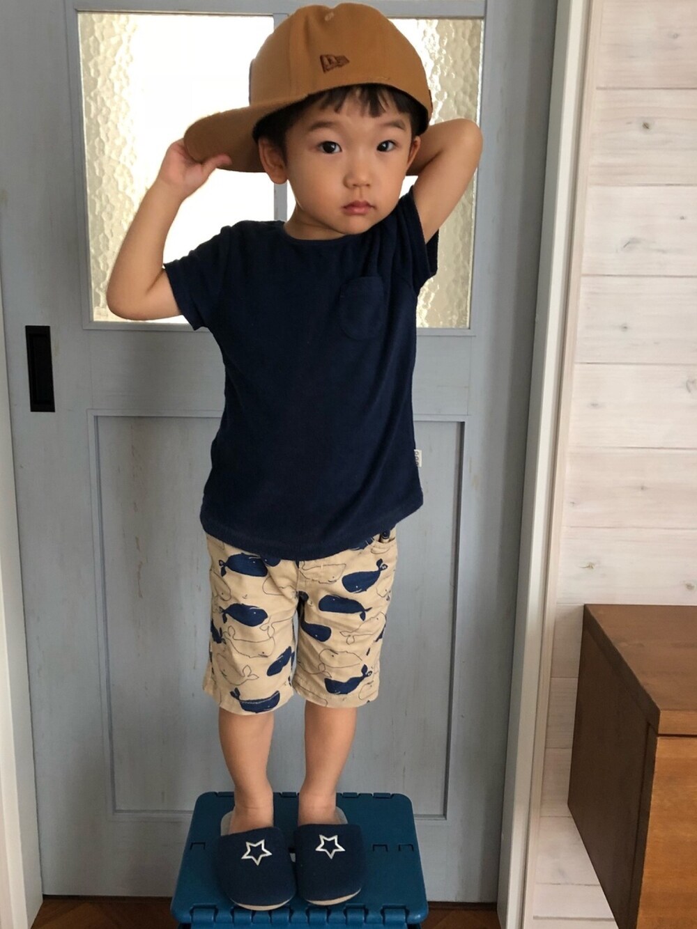 ブルー系のその他シューズ、ブルー系のTシャツ/カットソー、グレー系のその他パンツを着用したキッズの夏コーディネートの1枚目の写真