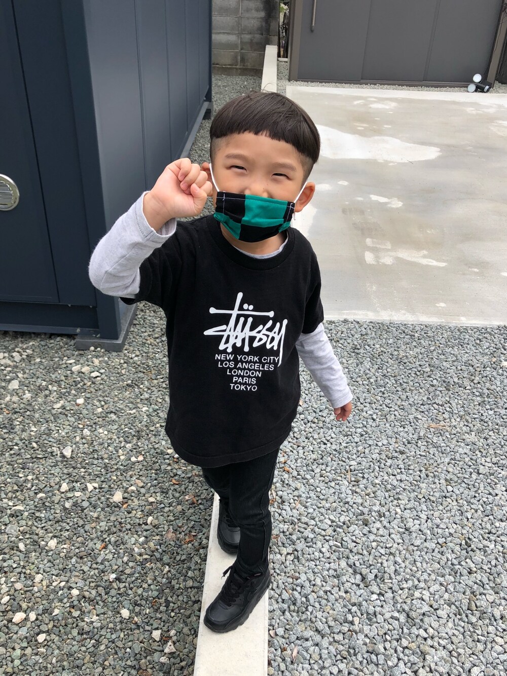 ブラック系のTシャツ/カットソー、ブラック系のパンツ、グレー系のトップスを着用したキッズの春コーディネートの1枚目の写真