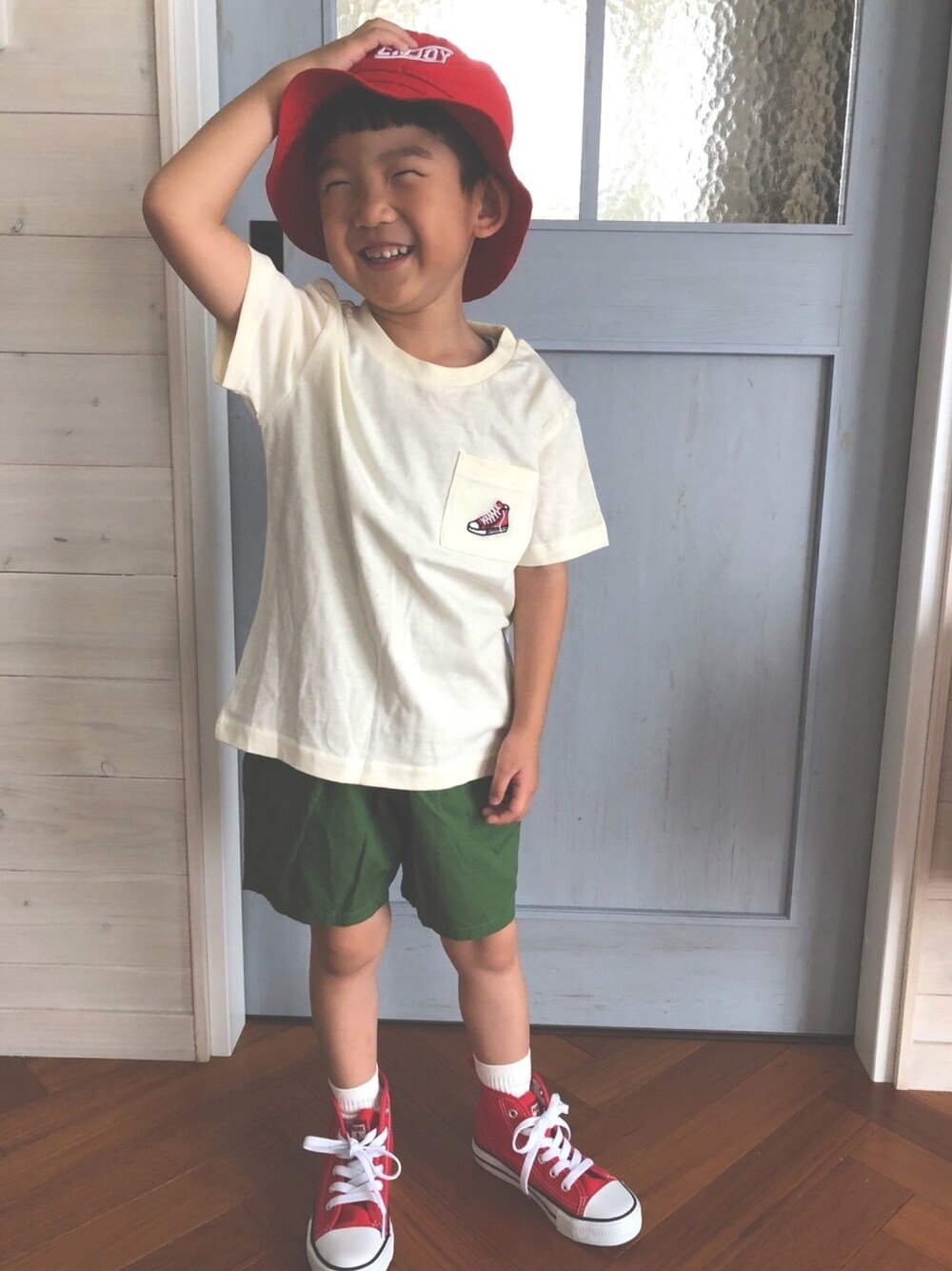 ホワイト系のTシャツ/カットソー、グリーン系のパンツ、レッド系のスニーカーを着用したキッズの夏コーディネートの1枚目の写真