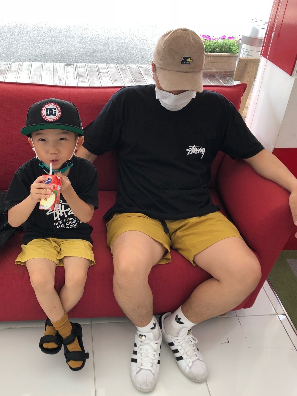 ブラック系のTシャツ/カットソー、イエロー系のその他パンツ、ホワイト系のスニーカーを着用したキッズの夏コーディネートの1枚目の写真