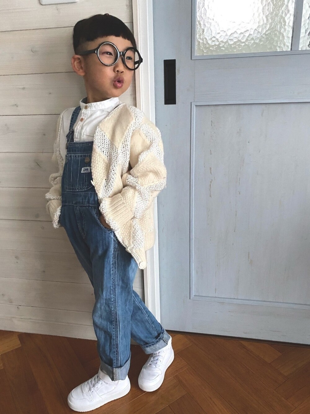 ホワイト系のシャツ/ブラウス、ホワイト系のカーディガン/ボレロ、ブルー系のサロペット/オーバーオールを着用したキッズの冬コーディネートの1枚目の写真