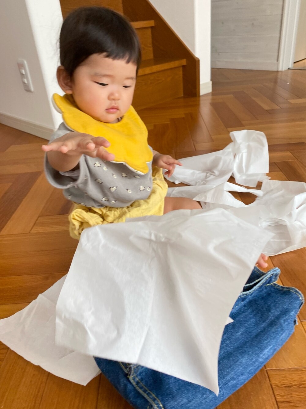 グレー系のTシャツ/カットソー、イエロー系のその他パンツ、イエロー系のスタイ/よだれかけを着用したキッズの夏コーディネートの1枚目の写真