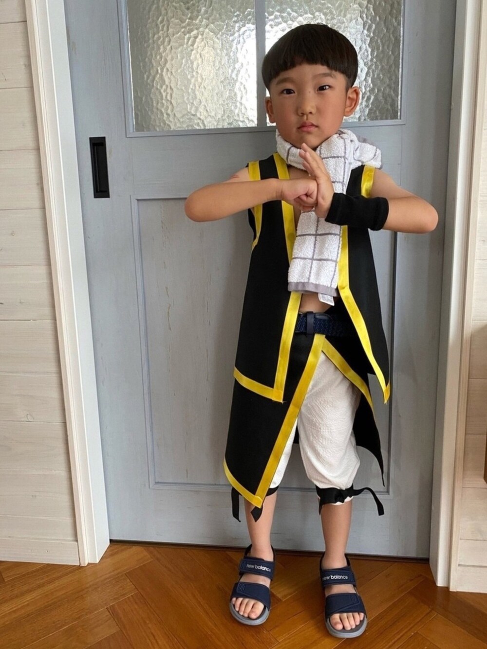 ブルー系のサンダル、ブラック系のその他、レッド系のその他を着用したキッズの夏コーディネートの1枚目の写真