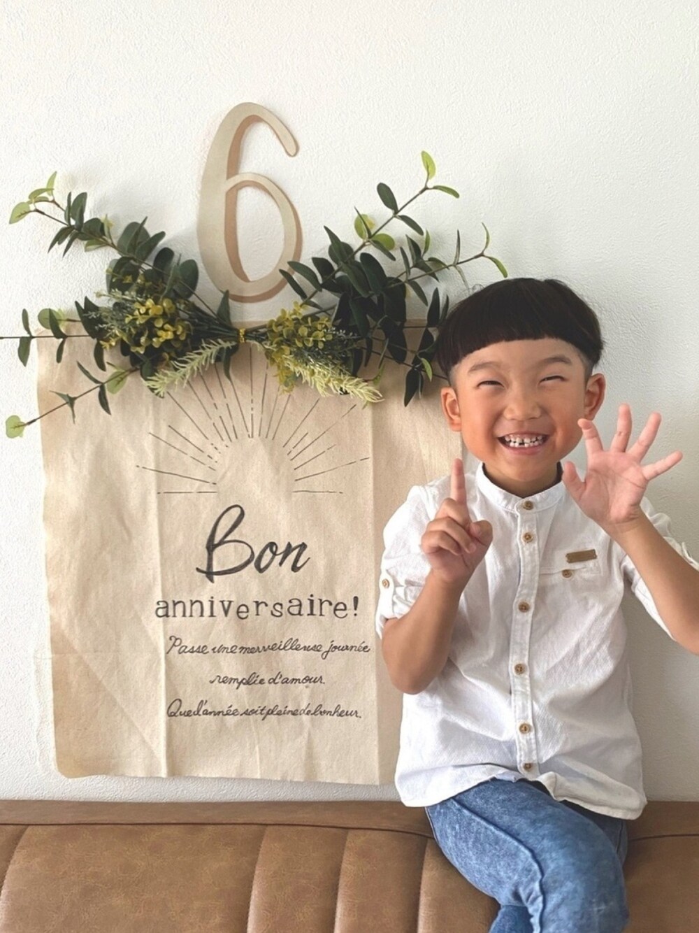 ホワイト系のシャツ/ブラウス、ブルー系のデニムパンツ、その他のその他を着用したキッズの夏コーディネートの1枚目の写真