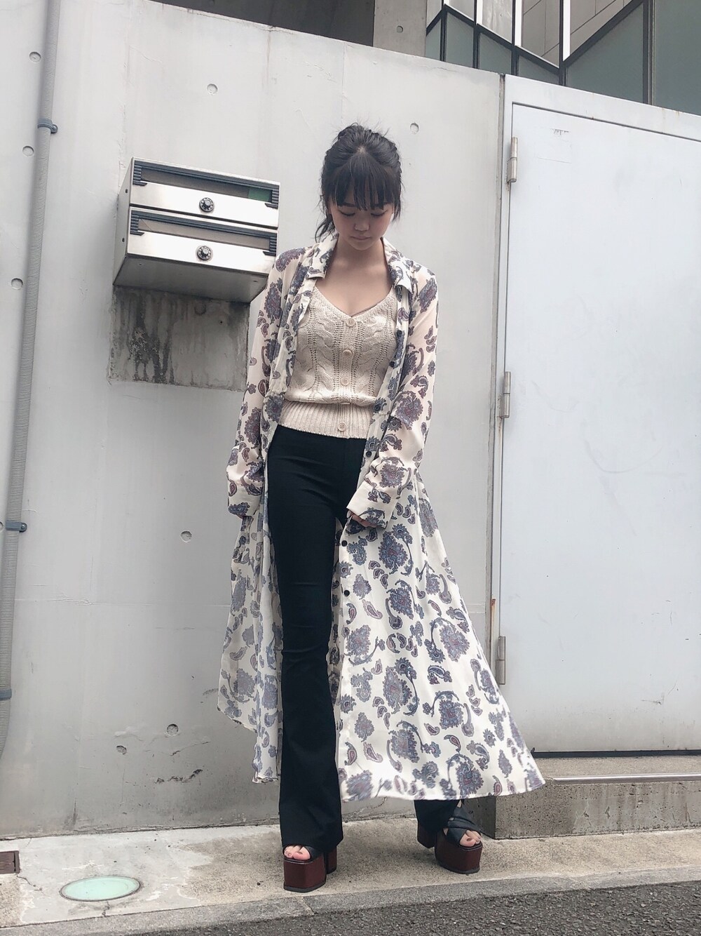 「ENVYM、シンプルコーデ、カジュアルコーデ、夏、低身長コーデ、フレアパンツ、おしゃれさんと繋がりたい、ガウン、ペイズリー、ゆるコーデ」｜「ENVYMのレースＵＰショートＫＮＩＴキャミ（キャミソール、ベージュ系）」を使った、TSUBASAさん（レディース・154cm）の夏コーディネートの1枚目の写真