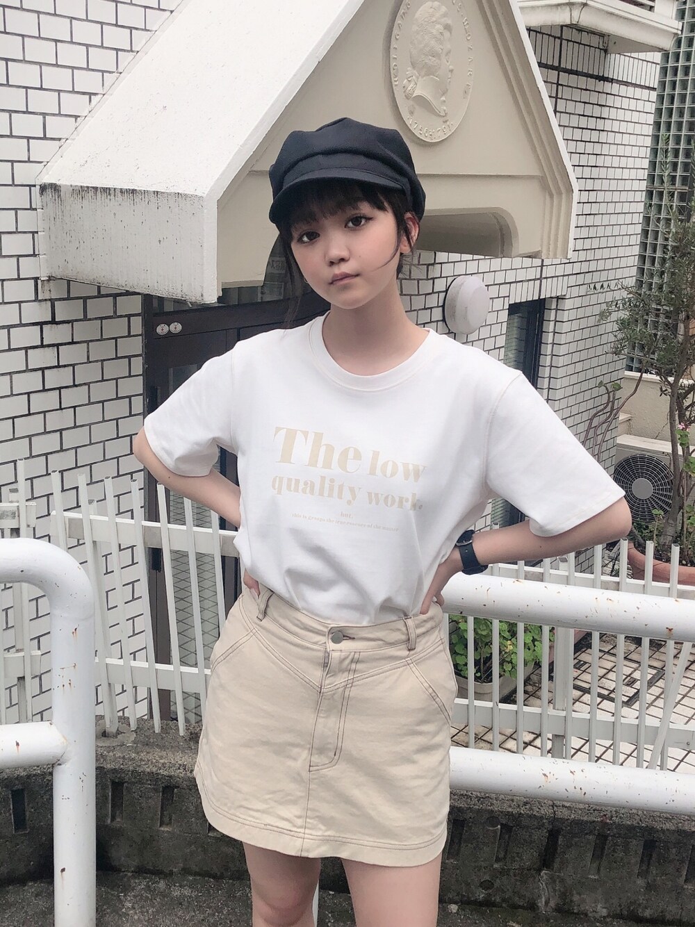ホワイト系のTシャツ/カットソー、ベージュ系のスカート、ブラック系のキャスケットを着用したレディースの夏コーディネートの1枚目の写真