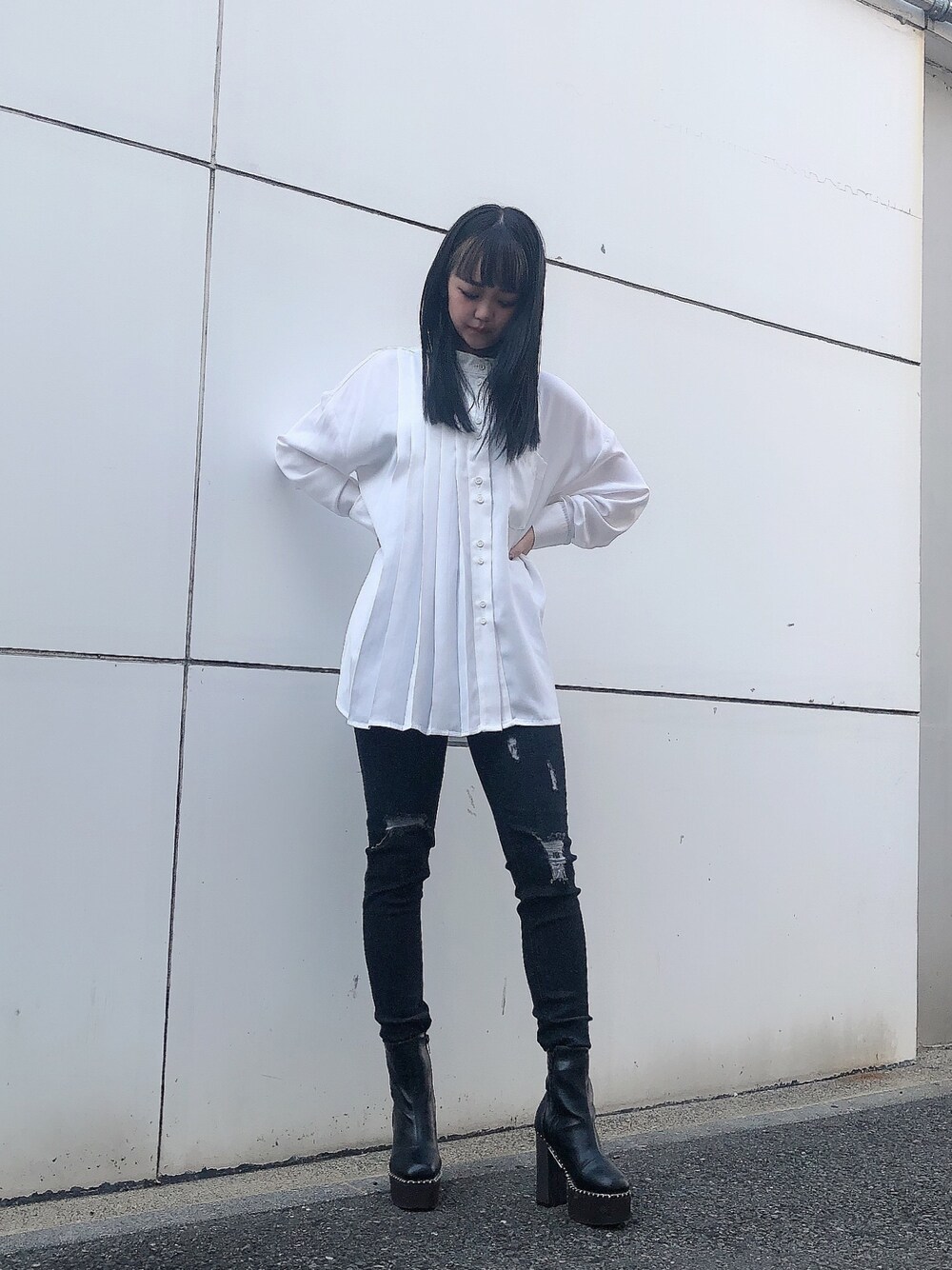 ホワイト系のシャツ/ブラウス、ブラック系のデニムパンツ、ブラウン系のブーツを着用したレディースの夏コーディネートの1枚目の写真