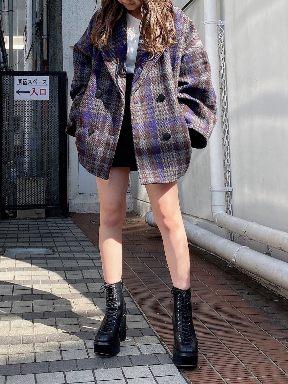 「ENVYM、シンプル、大人女子、オーバーサイズ、低身長コーデ、コート、ボリュームスリーブ、チェック、グレー、レースアップシューズ」｜「ENVYMのボリュームスリーブコクーンＣＴ（ピーコート、グレー系）」を使った、TSUBASAさん（レディース・154cm）の秋コーディネートの1枚目の写真