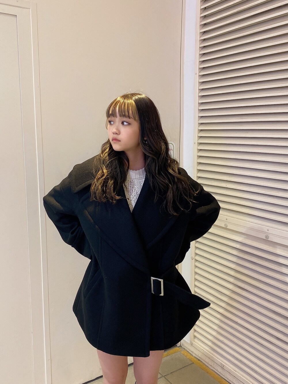 「ENVYM、カジュアルコーデ、ニットコーデ、ビッグシルエット、ボリューム袖、オーバーサイズ、アウター、ブラック、コート、ベルト」｜「ENVYMのビックカラーベルトＣＴ（ピーコート、ブラック系）」を使った、TSUBASAさん（レディース・154cm）の秋コーディネートの1枚目の写真