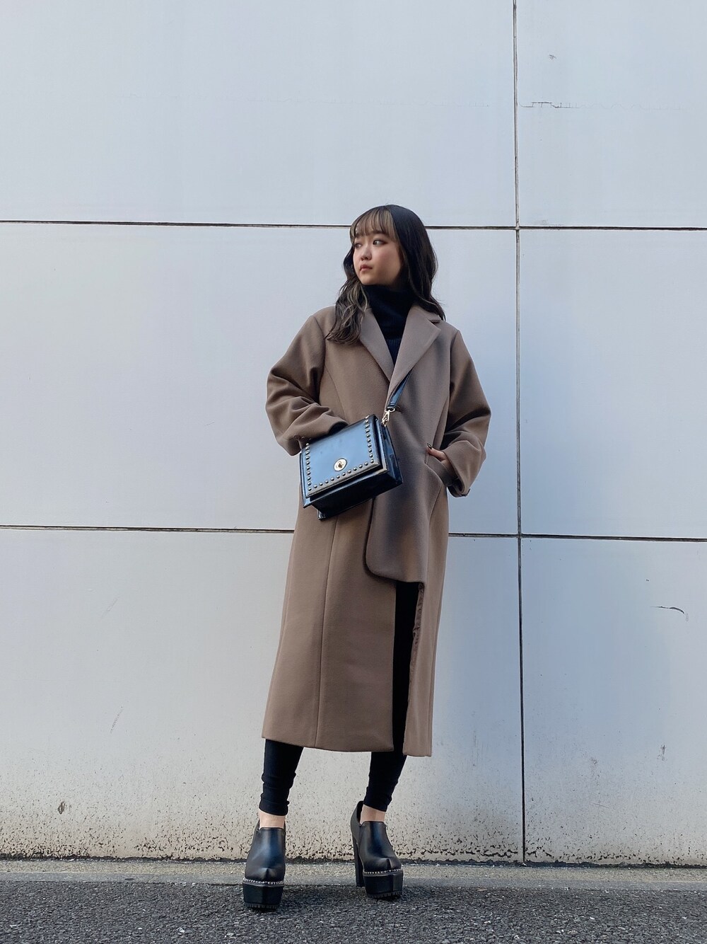 「ENVYM、パンツスタイル、秋冬コーデ、低身長、シンプル、タートルネック、ベージュコーデ、ロングコート、アシンメトリー、ローファー」｜「ENVYMのジャケットドッキングＣＴ（チェスターコート、ベージュ系）」を使った、TSUBASAさん（レディース・154cm）の秋コーディネートの1枚目の写真