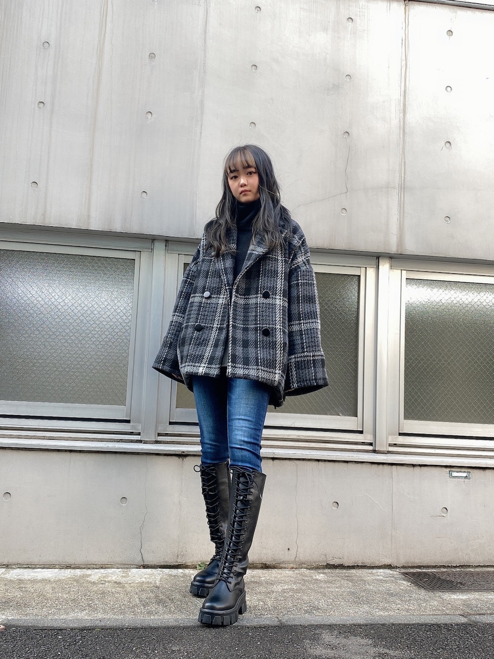 「ENVYM、大人女子、大人コーデ、ニット、ブーツ、秋冬コーデ、冬コーデ、チェック、コート、パンツスタイル」｜「ENVYMのボリュームスリーブコクーンＣＴ（ピーコート、ブラック系）」を使った、TSUBASAさん（レディース・154cm）の冬コーディネートの1枚目の写真