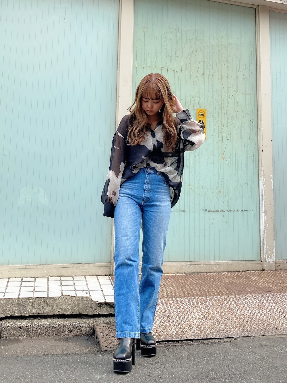 ブラック系のシャツ/ブラウス、ブルー系のデニムパンツ、ブラック系のブーツを着用したレディースの冬コーディネートの1枚目の写真