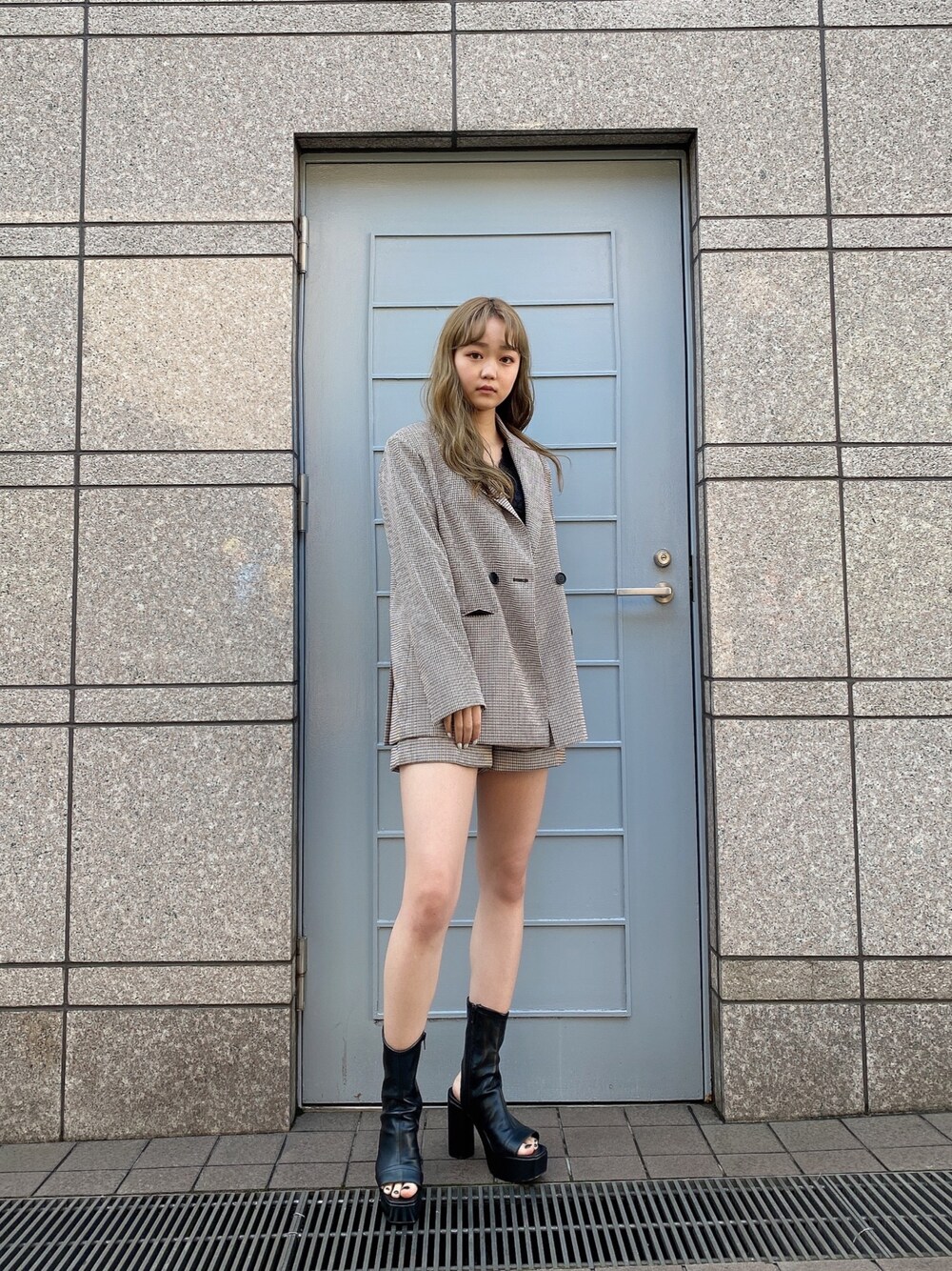 「ENVYM、春コーデ、低身長、ショートブーツ、バレンタインコーデ、韓国ファッション、チェック、セットアップ、ビッグシルエット、アイボリー」｜「ENVYMのチェックＪＫ（テーラードジャケット、ベージュ系）」を使った、TSUBASAさん（レディース・154cm）の冬コーディネートの1枚目の写真