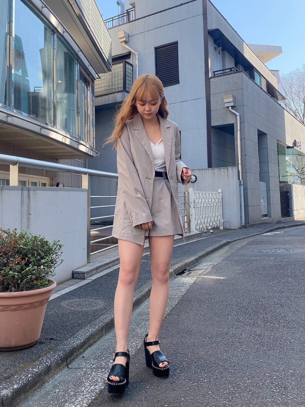 「ENVYM、カジュアルコーデ、春コーデ、低身長、シンプル、韓国ファッション、オトナ女子、セットアップ、グレー、サンダル」｜「ENVYMのＴ／ＣシングルＪＫ（テーラードジャケット、グレー系）」を使った、TSUBASAさん（レディース・154cm）の春コーディネートの1枚目の写真