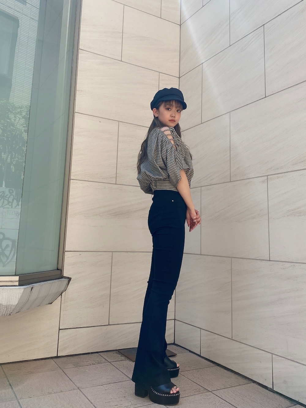 ベージュ系のシャツ/ブラウス、ブラック系のその他パンツ、ブラック系のサンダルを着用したレディースの夏コーディネートの1枚目の写真