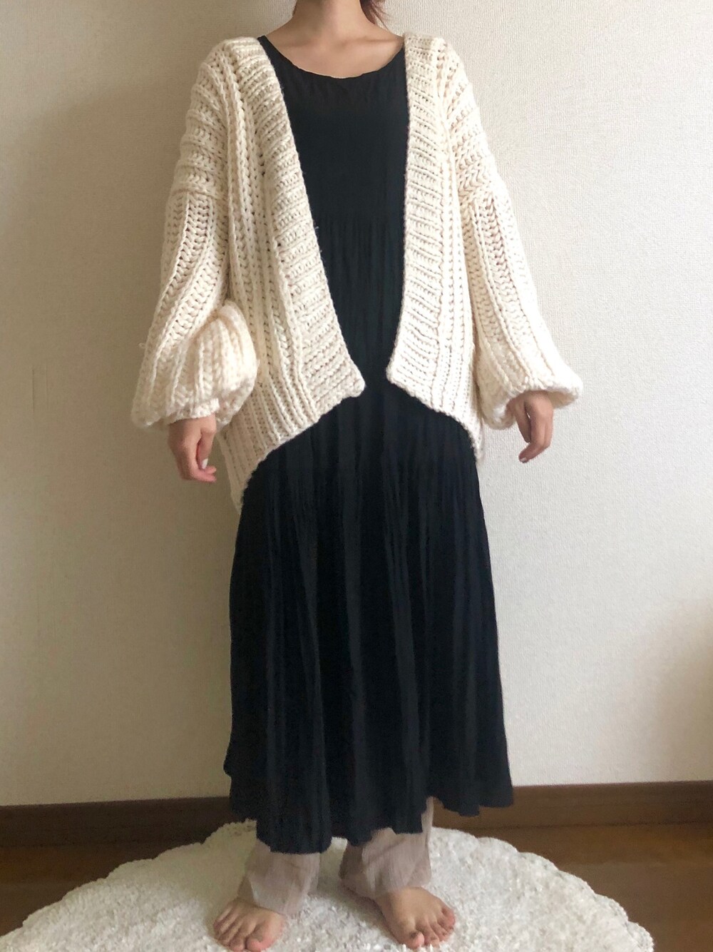 「おうちファッション、おうち時間、おうちスタイル、ルームウェア、部屋着、ティアードワンピース、カーディガン、ワイドパンツ、楽チンコーデ、休日スタイル」｜「PAGEBOYのワッシャーティアードノースリーブワンピース（ワンピース、ブラック系）」を使った、mitaさん（レディース・155cm）の春コーディネートの1枚目の写真