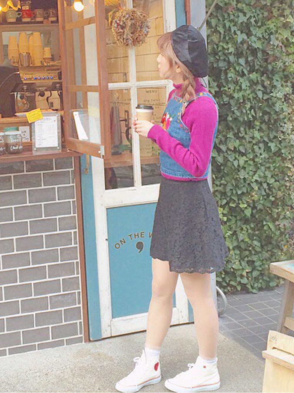 「ootd、ヴィンテージ、刺繍、デニム、ベレー帽、スニーカー、converse、スカート、タートルネックニット」｜「CONVERSEのALL STAR HEARTPATCH HI/オールスター　ハートパッチ　HI（スニーカー、ベージュ系）」を使った、kumicoさん（レディース・163cm）の冬コーディネートの1枚目の写真