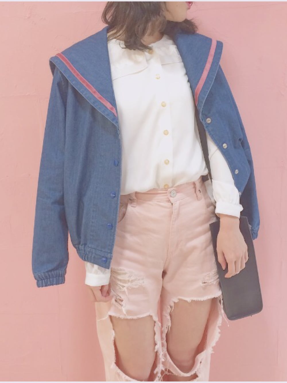 「ダメージデニムパンツ、クラッシュデニム、ootd、春コーデ、デニム、デニムジャケット、2017ss」｜「HONEY MI HONEYのアイテム（シャツ/ブラウス、ホワイト系）」を使った、kumicoさん（レディース・163cm）の春コーディネートの1枚目の写真