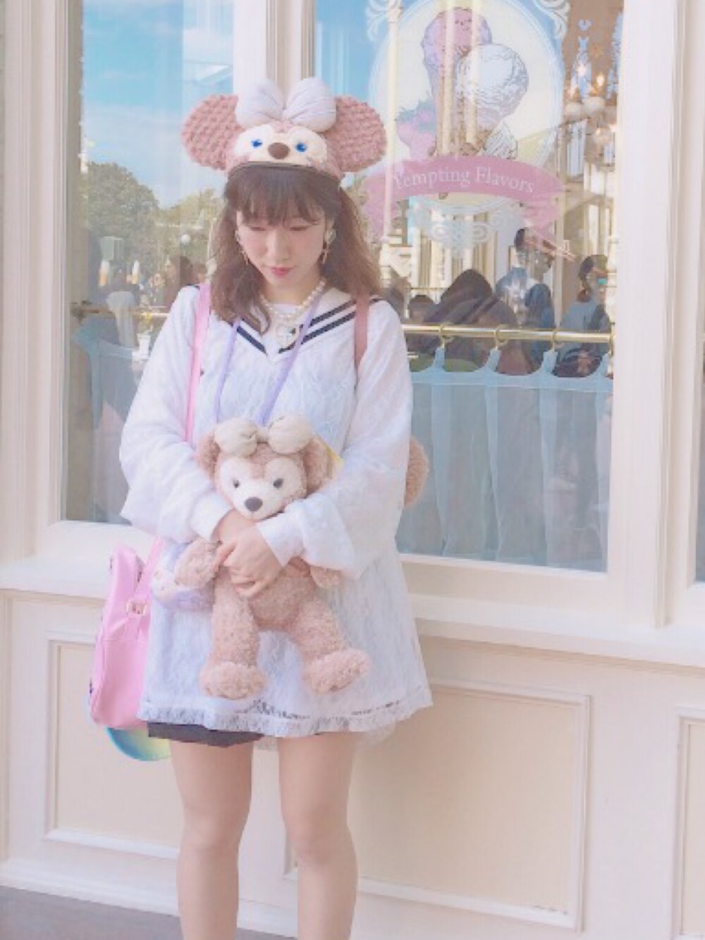 「春、ディズニー、ディズニーコーデ、ディズニーランド、ホワイト、レース、ワンピース」｜「Candy Stripperのアイテム（ワンピース、ホワイト系）」を使った、kumicoさん（レディース・163cm）の春コーディネートの1枚目の写真