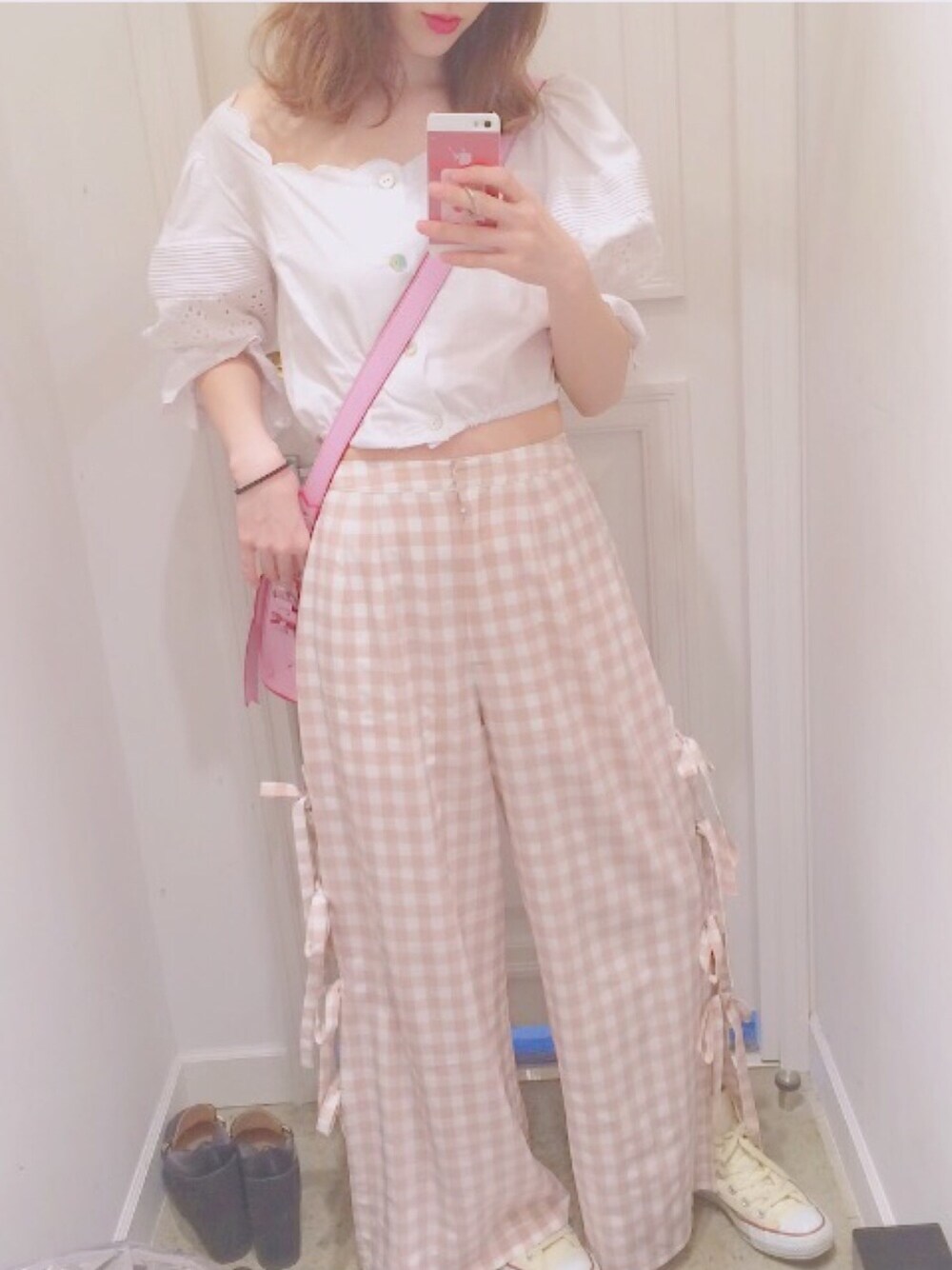 「honeymihoney、ootd、summer、スニーカーコーデ、ギンガムチェック、ピンク、パフスリーブ、リボン」｜「HONEY MI HONEYのアイテム（その他パンツ、ピンク系）」を使った、kumicoさん（レディース・163cm）の春コーディネートの1枚目の写真