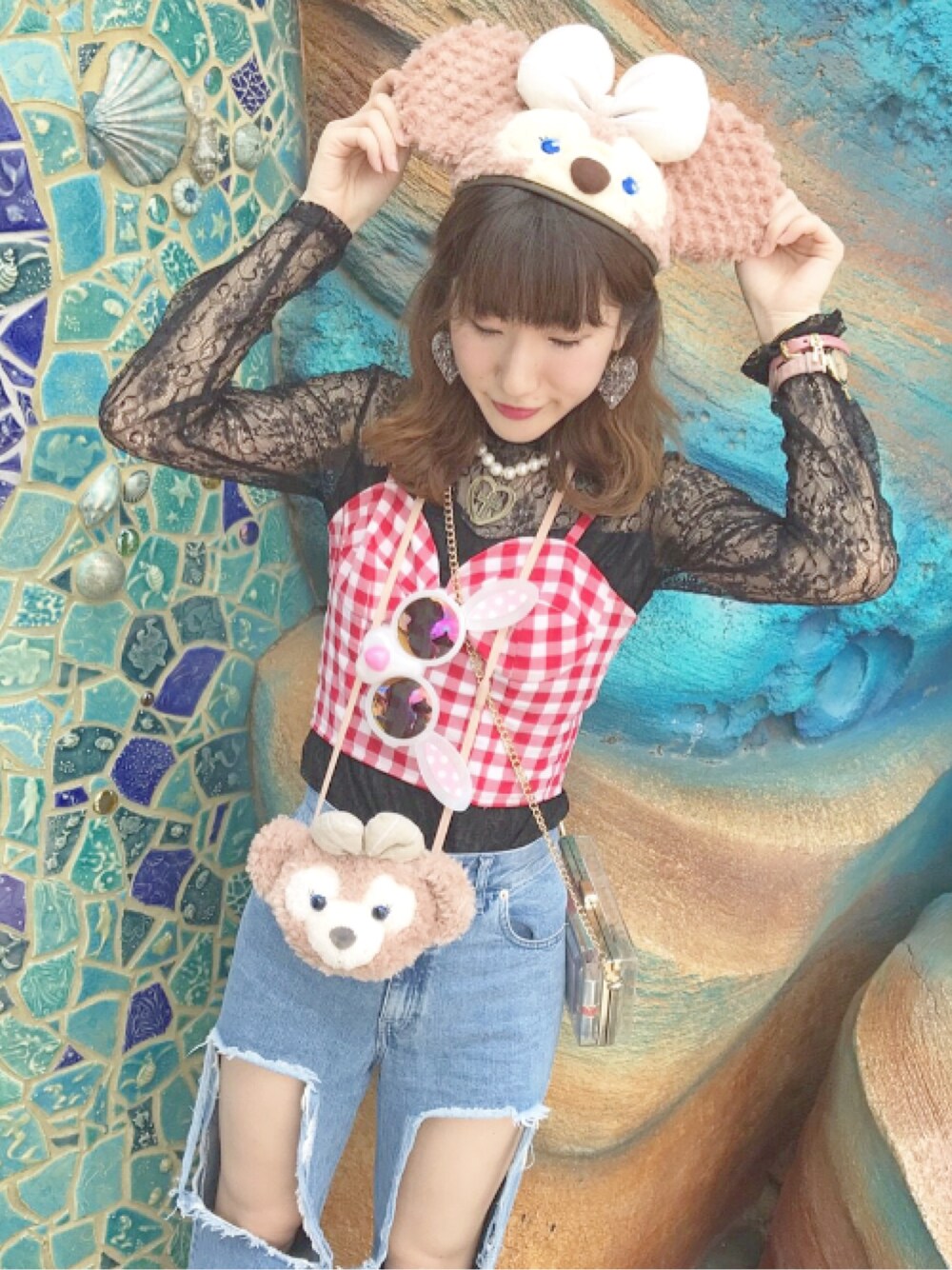 「夏、ディズニー、ディズニーコーデ、シェリーメイ、ギンガムチェック、ビスチェ、クラッシュデニム、イヤーハット、レース」｜「HONEY MI HONEYのアイテム（キャミソール、レッド系）」を使った、kumicoさん（レディース・163cm）の夏コーディネートの1枚目の写真