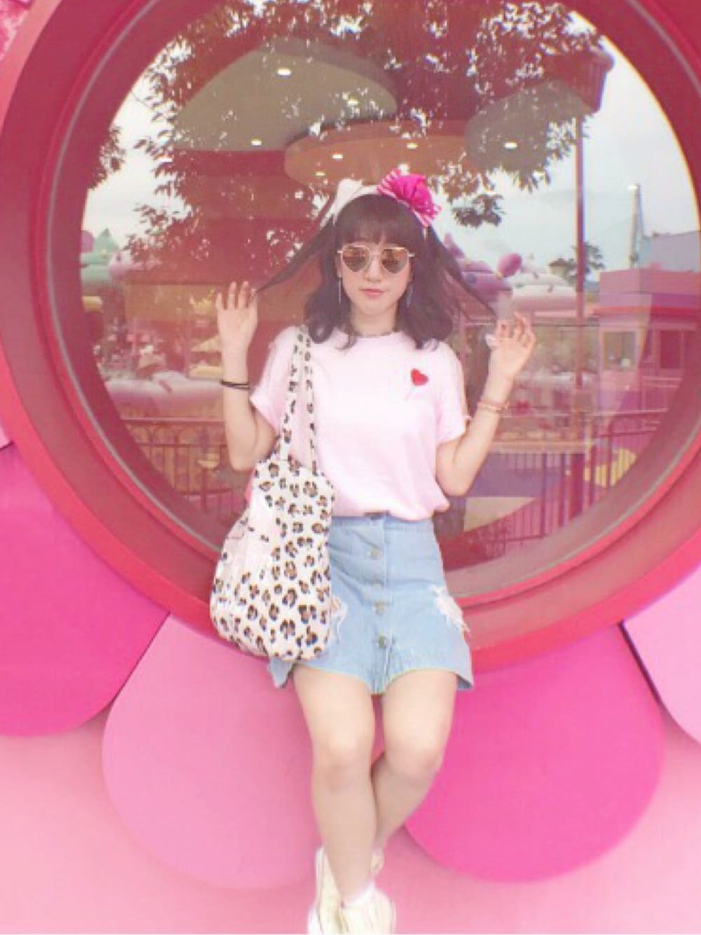 「Tシャツ、ユニバ、ラフ、カジュアル、デニム」｜「MAISON DE REEFURのハート キャンディ エンブロイダリー Tシャツ（Tシャツ/カットソー、ピンク系）」を使った、kumicoさん（レディース・163cm）の夏コーディネートの1枚目の写真