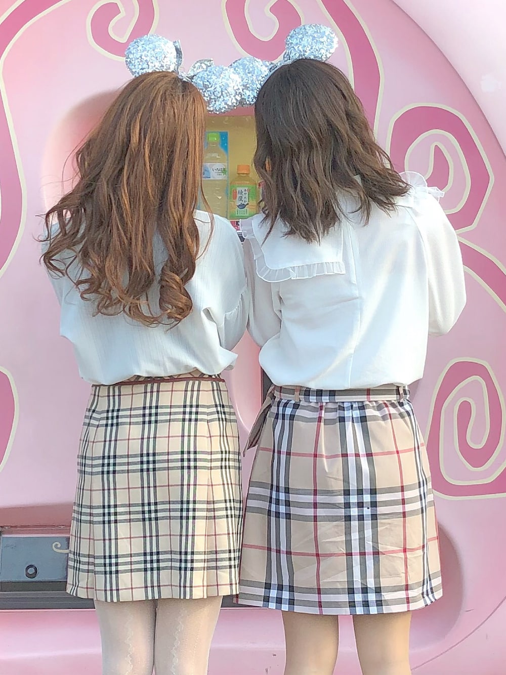 「春、ootd、ディズニーコーデ、双子コーデ、白、チェックスカート、ブラウス、休日スタイル」｜「merry jennyのセーラーリボンブラウス（シャツ/ブラウス、ホワイト系）」を使った、kumicoさん（レディース・163cm）の冬コーディネートの1枚目の写真