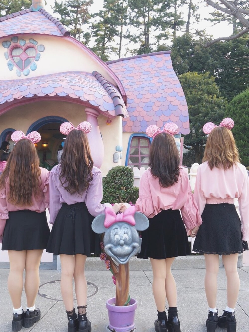 「はるコーデ、ootd、リンクコーデ、ディズニーコーデ、ディズニー、spring、ピンク、ミニスカート、fashion、高身長女子」｜「DEICYのスカラップレーススカート							（スカート、ブラック系）」を使った、kumicoさん（レディース・163cm）の春コーディネートの1枚目の写真
