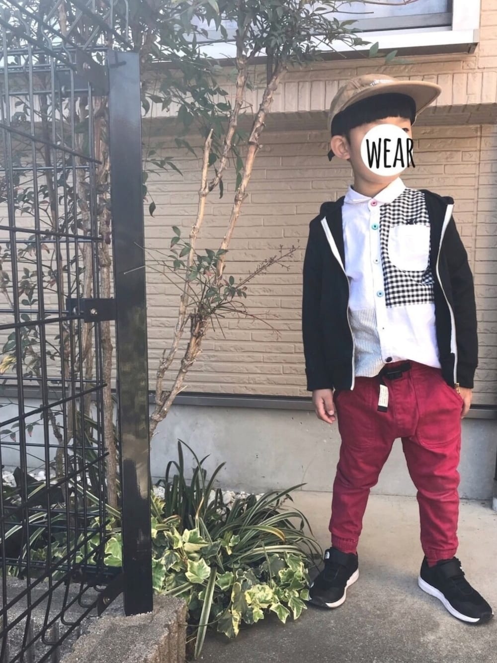 「パーカー、スニーカー、男の子、シャツスタイル、チェック、THE NORTH FACE、キャップ、ロゴキャップ、ホワイトシャツ、平成最後のWEARISTAセンバツ」｜「ママのキャップのアイテム（キャップ、ベージュ系）」を使った、♡PON♡さん（キッズ・120cm）の春コーディネートの1枚目の写真