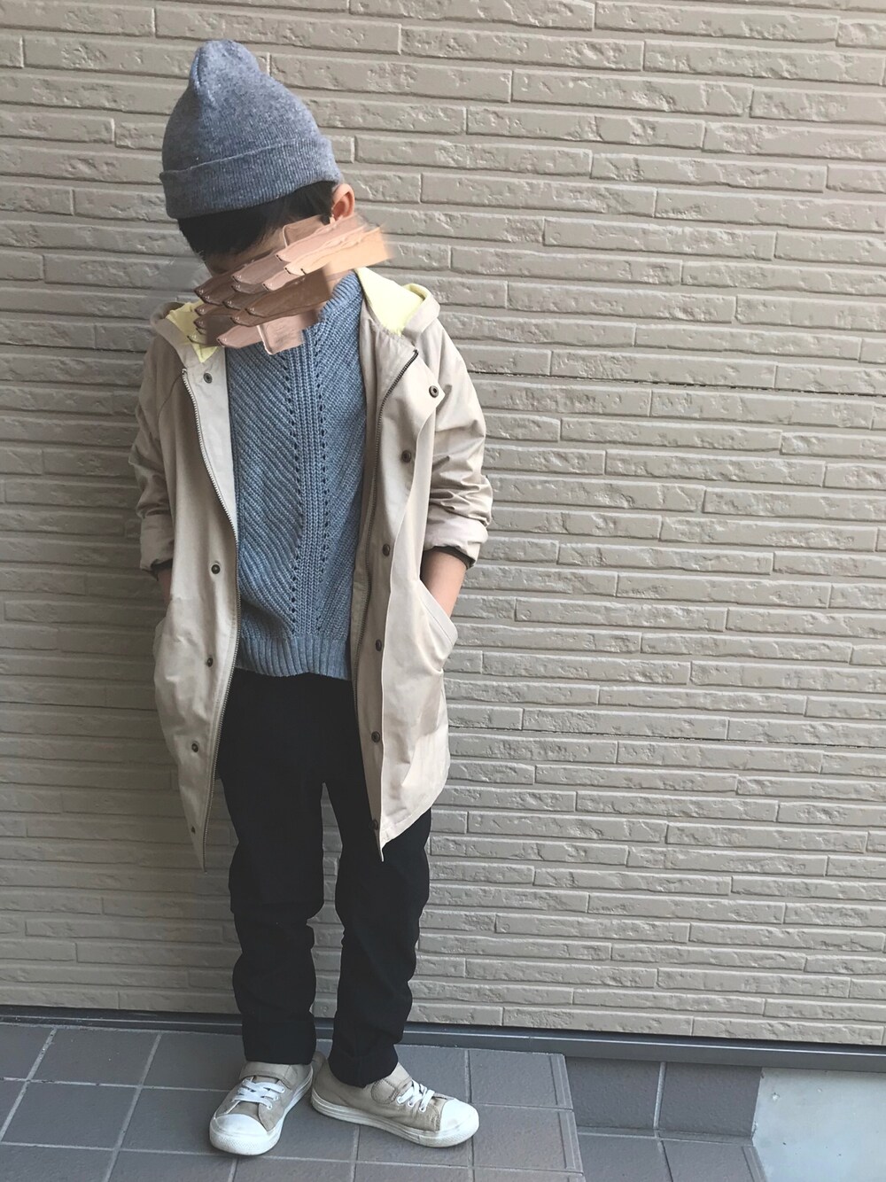 「ユニクロ、休日コーデ、春コーデ、トレンチコート、7歳、男の子、暖パン、コンバース、ベージュ、ニット帽」｜「ikkaの【キッズ】袖裏配色フードコート（120～160cm）（その他アウター、ベージュ系）」を使った、♡PON♡さん（キッズ・130cm）の春コーディネートの1枚目の写真