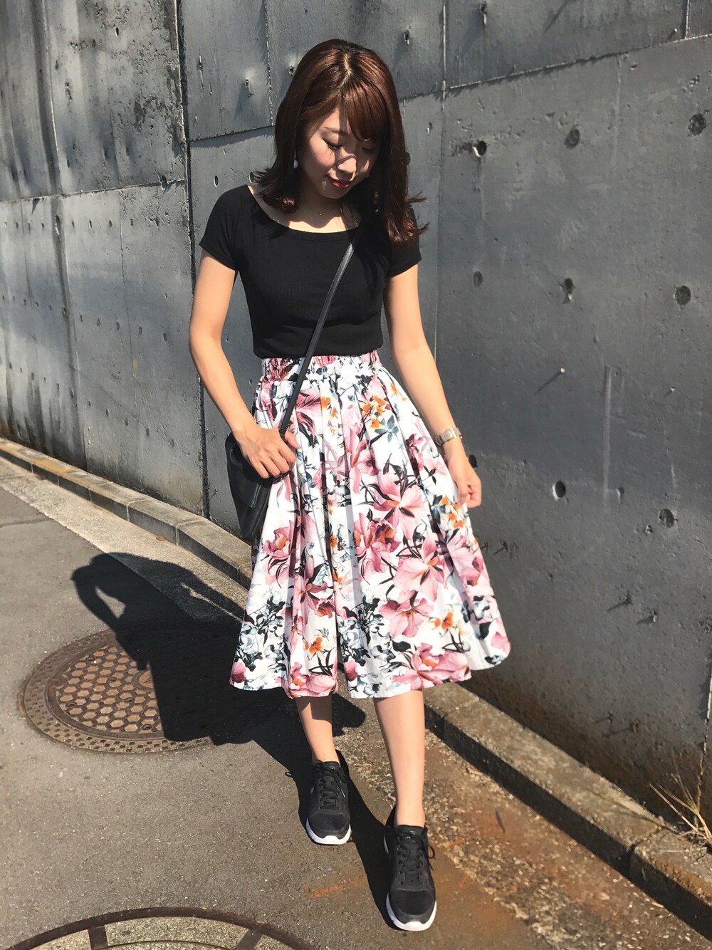 「花柄スカート、フレアスカート、オフショル、プチプラコーデ、シンプルコーデ、スニーカーコーデ、休日スタイル」｜「しまむらのアイテム（スカート、その他）」を使った、M.mさん（レディース・163cm）の夏コーディネートの1枚目の写真